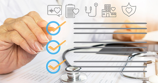 Arztin hakt Checkliste für Patientenversorgung ab